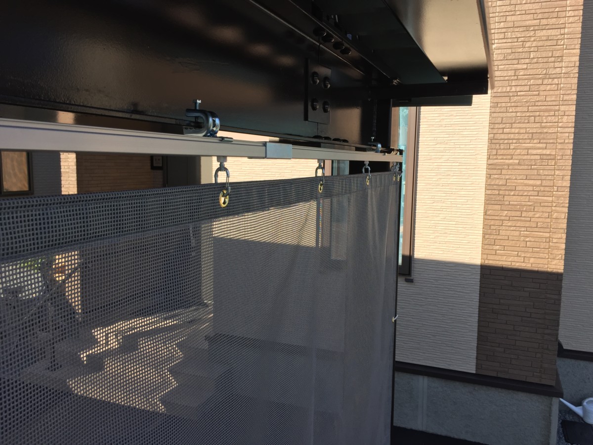 3 レールでネットを開閉可能にしています